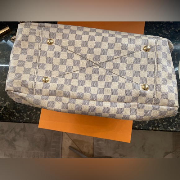Louis Vuitton Artsy MM- Authentic - Picture 9 of 10